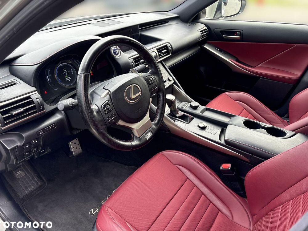 Lexus IS 300h F Sport Edition - 9