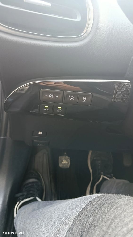 Toyota Prius Hybrid Executive - 11