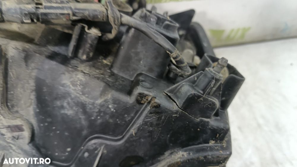 Far dreapta Kia Carens 1 (RS) [facelift] [2002 - 2006] 2.0 crdi D4EA - 5