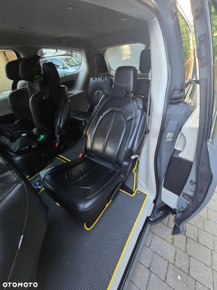 Chrysler Pacifica - 15