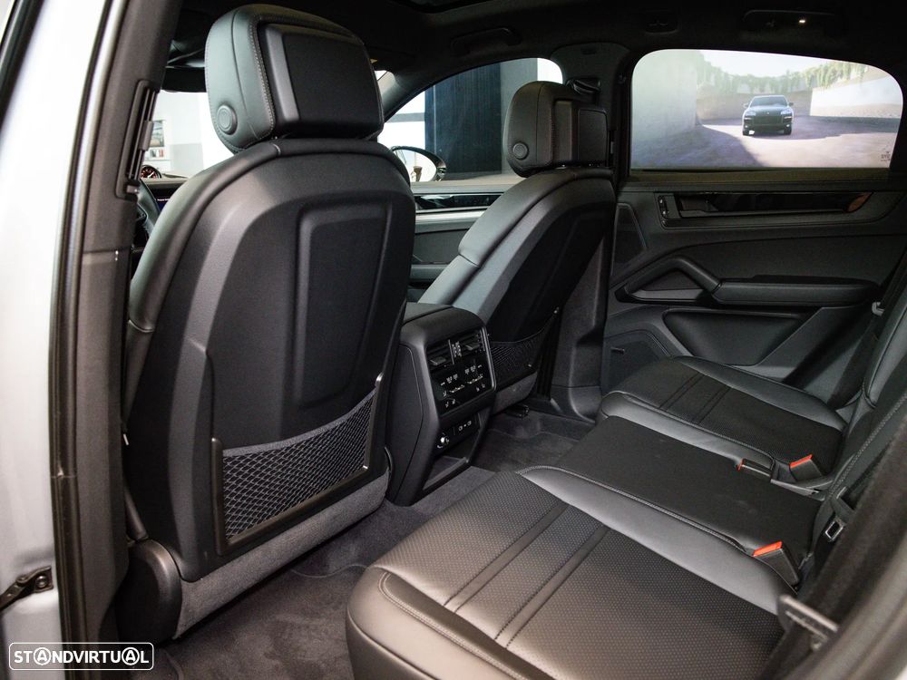 Porsche Cayenne Coupé E-Hybrid Black Edition - 32