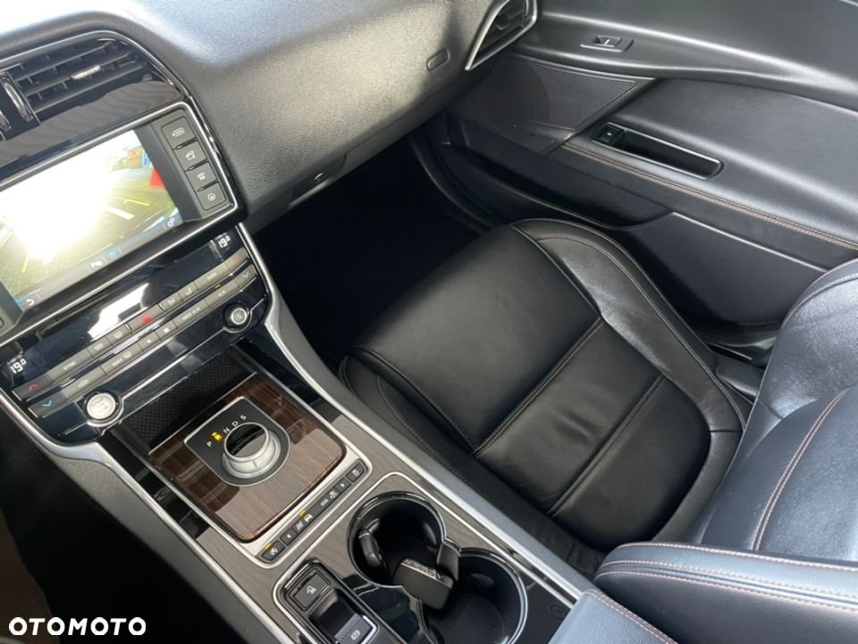 Jaguar XE 2.0 D AWD Prestige - 31