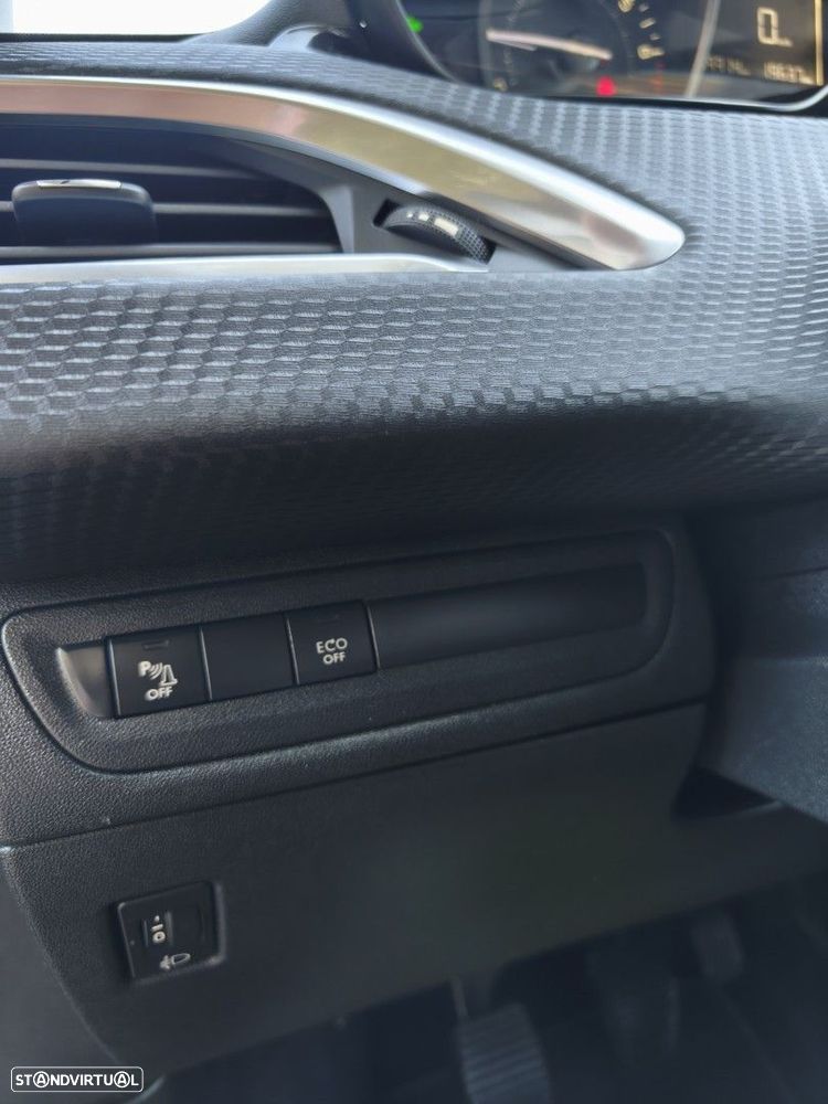 Peugeot 2008 1.2 PureTech Signature — fotografia 31