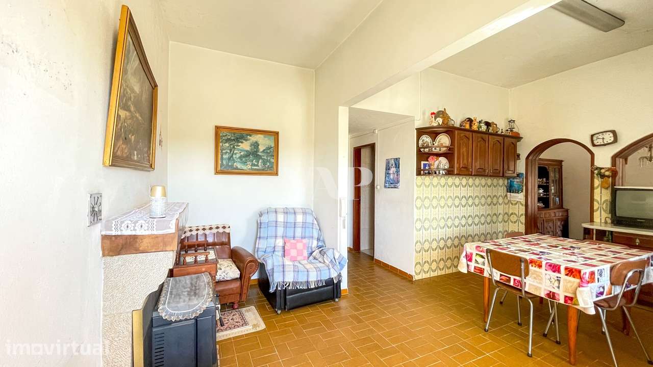 Moradia para Renovação com Casa Principal T3 + 4 T1's e Terreno Amplo - Grande imagem: 5/60