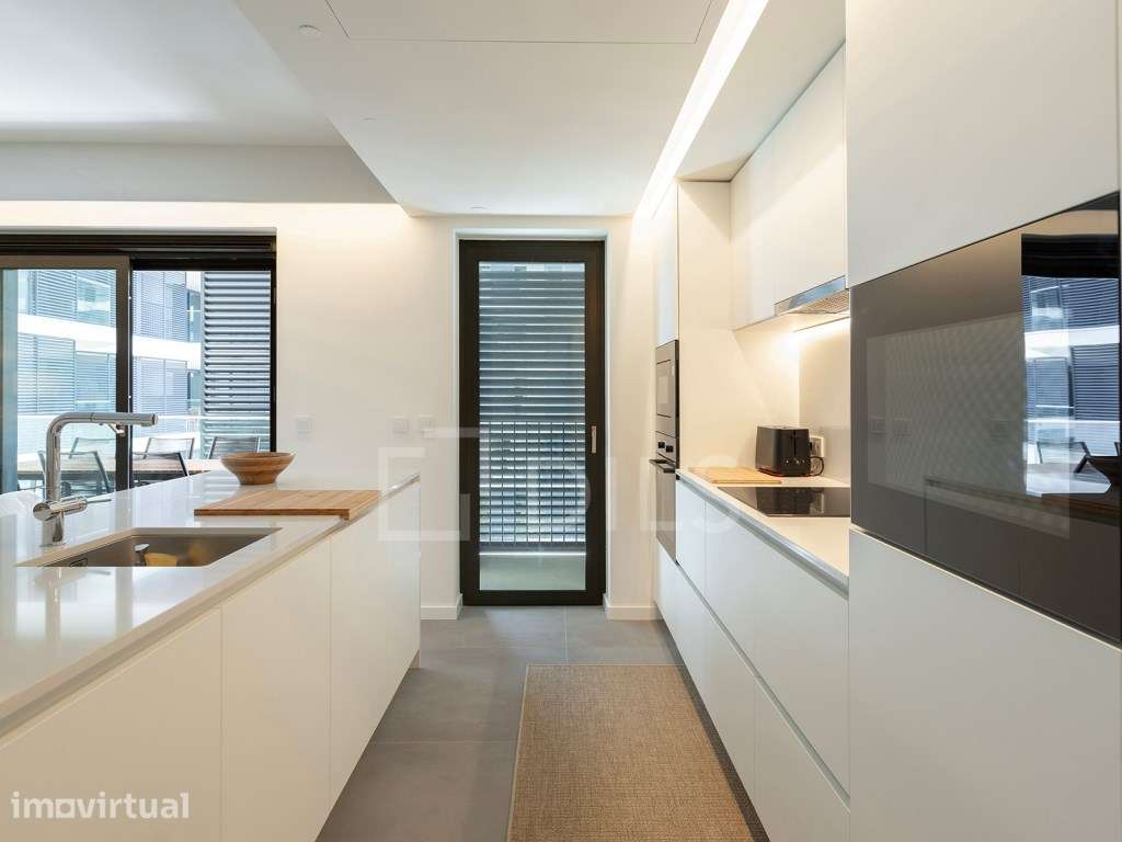 Apartamento T3 mobilado, com varanda e estacionamento, na Praça de ... - Grande imagem: 4/30