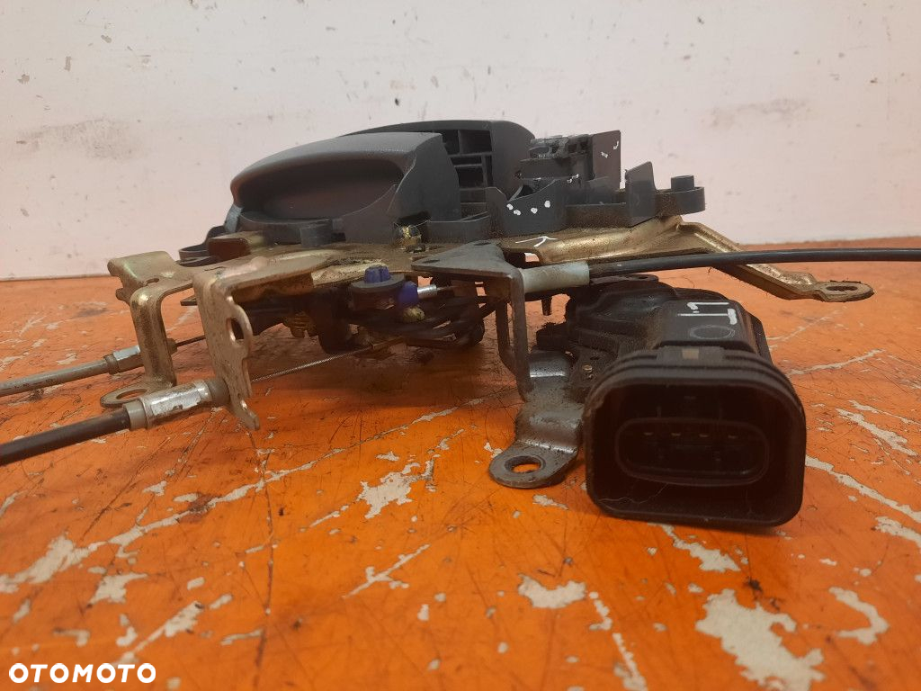 TOYOTA PREVIA II 2.0 D-4D 01-04 ZAMEK DRZWI TYŁ LEWY KLAMKA WEWNĘTRZNA 1C0 - 9
