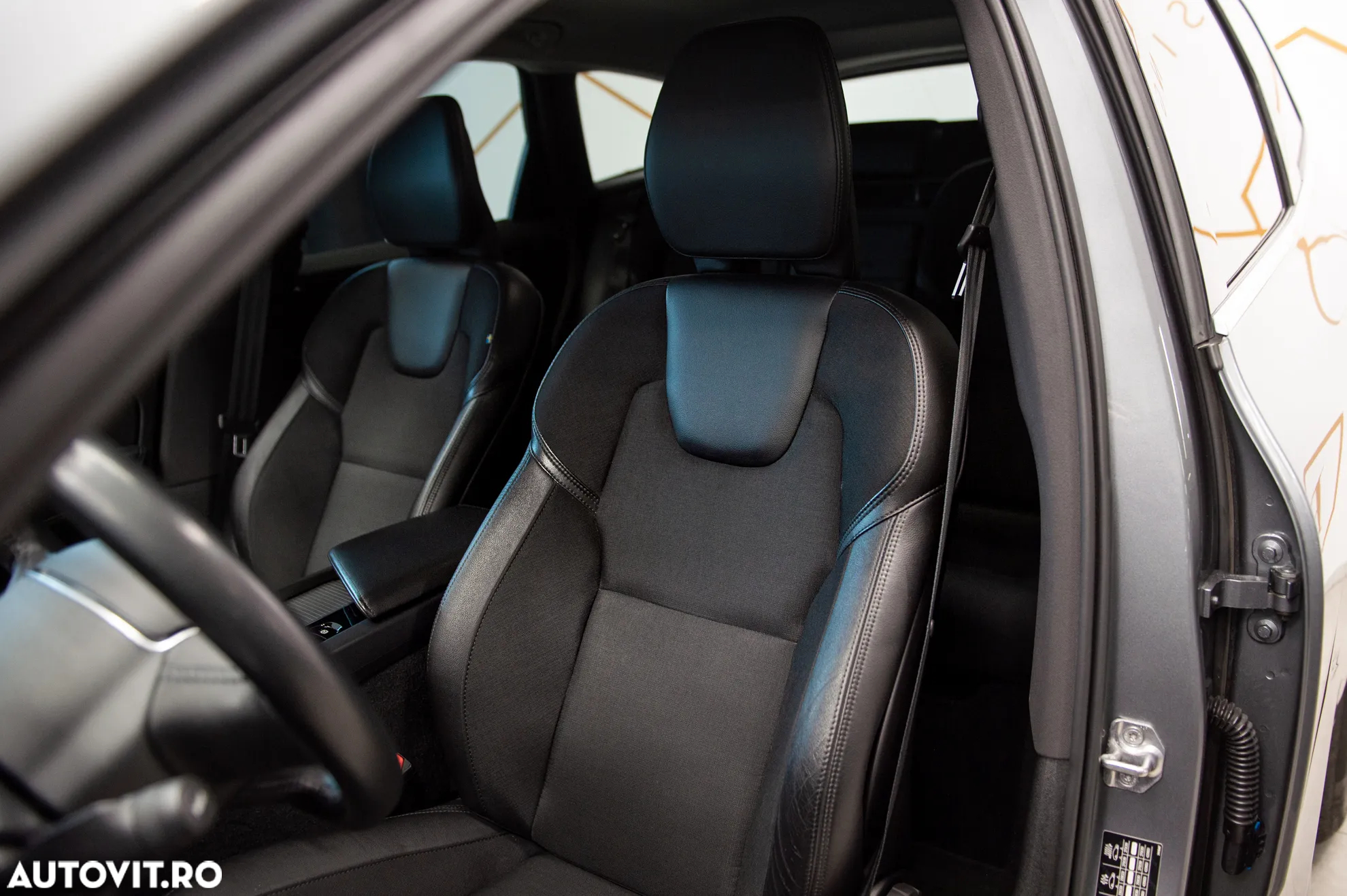 Volvo XC 60 B4 MHEV AWD Momentum Pro - 16