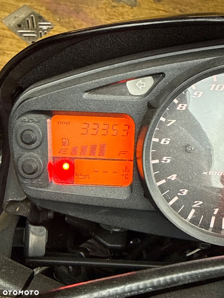Suzuki GSR - 9