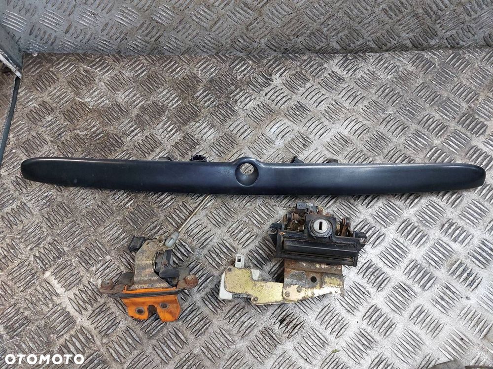 BLENDA KLAPY BAGAŻNIKA + KLAMKA ZAMEK SKODA OCTAVIA I KOMBI 1U9827565A - 1