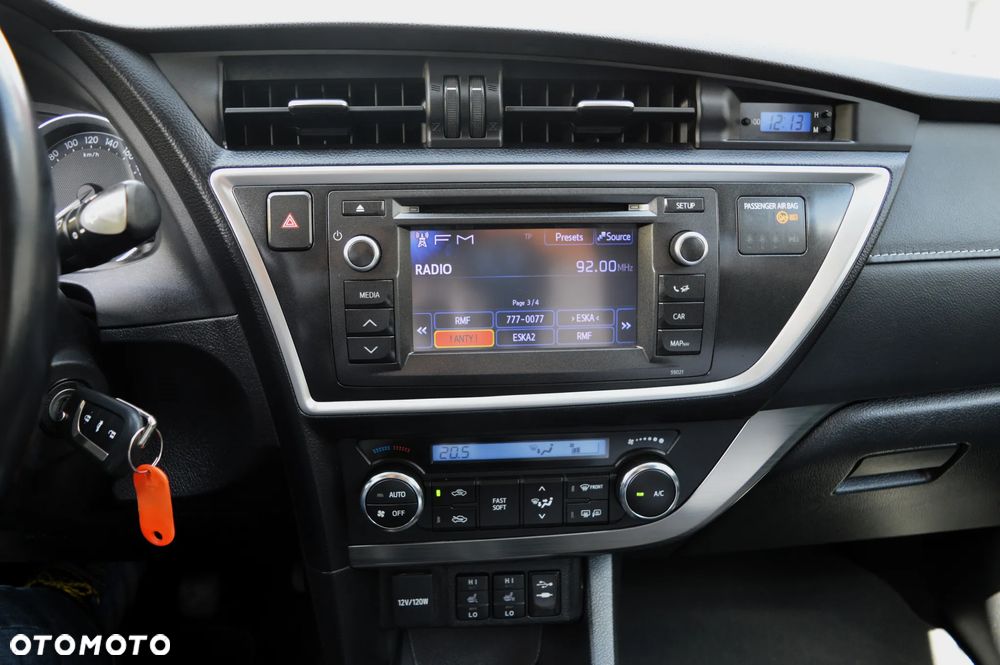 Toyota Auris 1.6 Premium + - 14