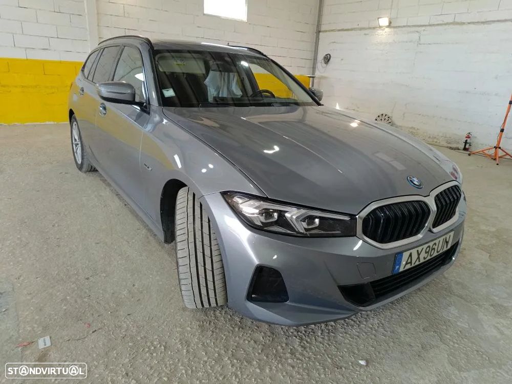 BMW 330 e Touring Auto - 4