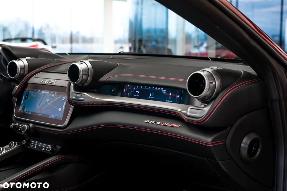 Ferrari GTC4Lusso - 32