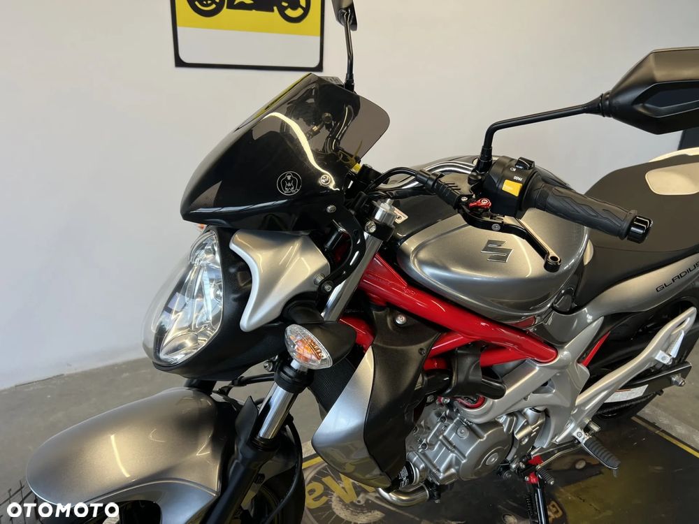 Suzuki Gladius - 8