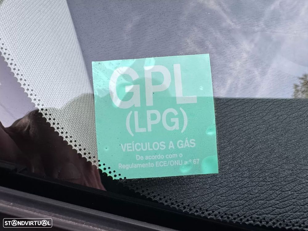 Volvo V40 Cross Country 1.5 T3 Geartronic - 26