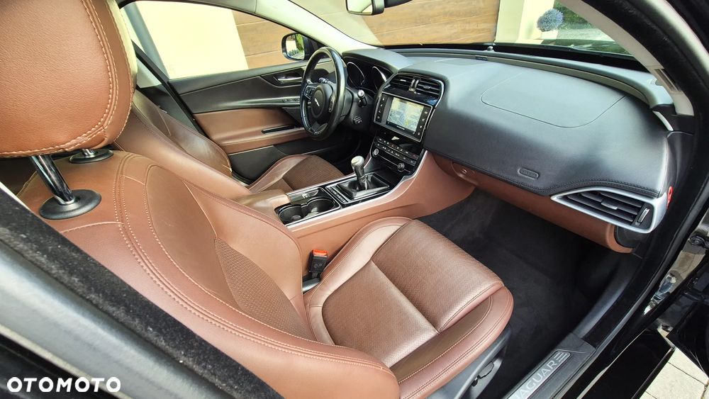 Jaguar XE 2.0 D Portfolio - 7