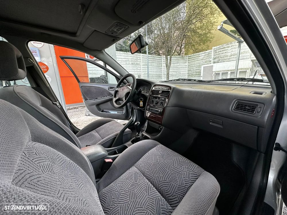 Toyota Avensis Sedan 1.6 Sol - 10