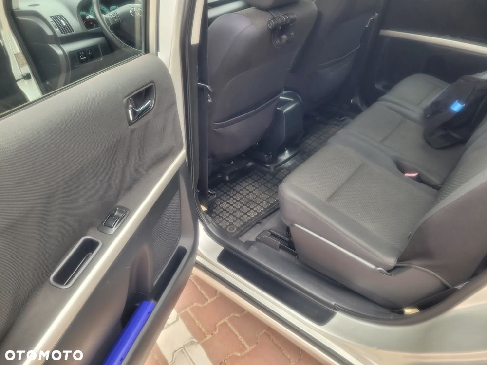 Toyota Corolla Verso 2.0 D-4D - 11