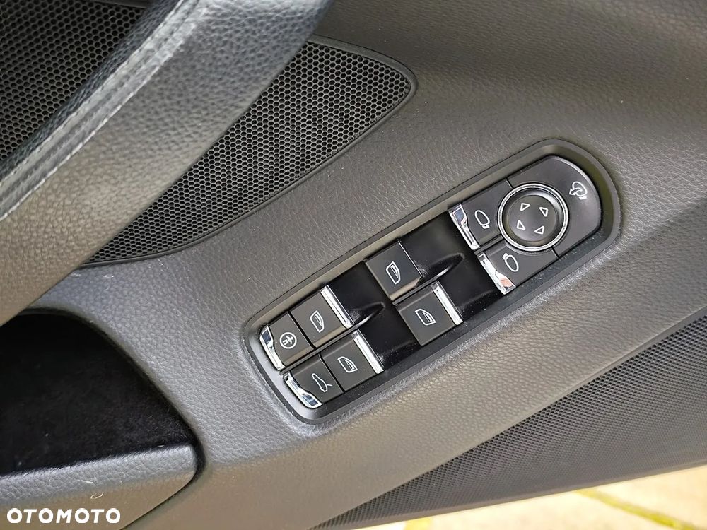 Porsche Panamera 4S PDK - 16