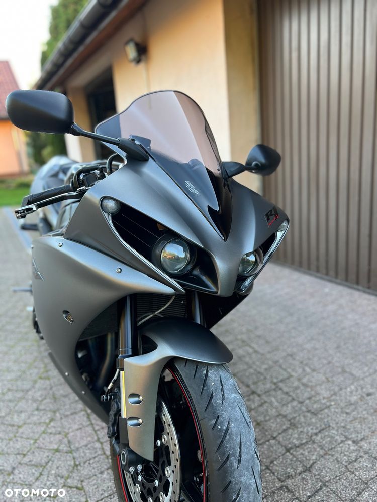 Yamaha R1 - 23