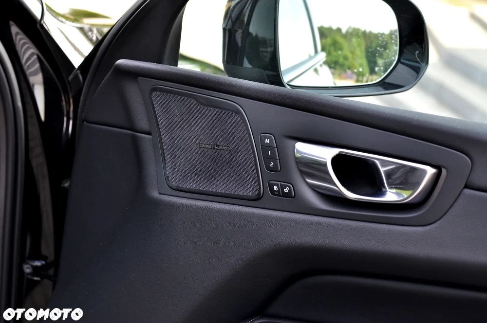 Volvo XC 60 B5 D AWD Ultimate Dark - 28