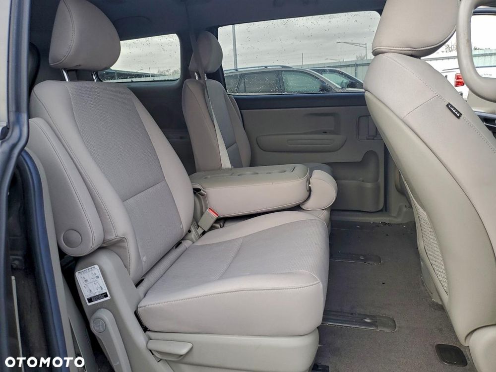 Kia Sedona - 11
