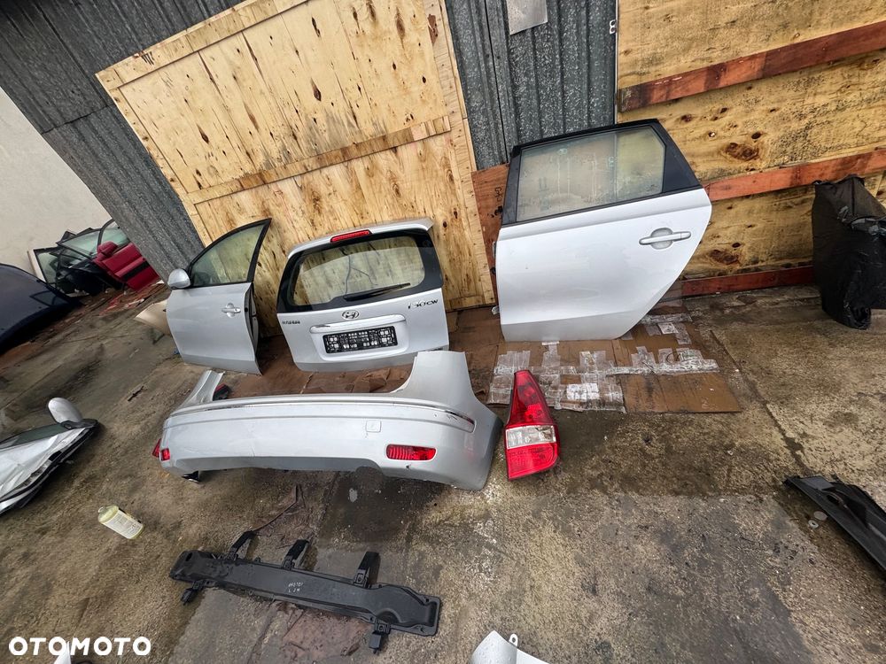 Hyundai i30 srebrny szary kolor 2R XP zderzak przód przedni pas przedni z chłodnicami lampy lampa soczewki soczewka soczewkowe maska srebrna błotnik prawy lewy przedni zbiornik zbiorniczek spryskiwaczy płynu podszybie drzwi szybka prawa lewa przednia tylnia drzwi przednie tylne prawy przód prawy tył przód lewy tył lewy klapa bagażnika bagażnik zderzak tylni tył kombi lampy tył tylnie prawa lewa belka przód przednia belka tylnia tył obudowa filtra powietrza lusterko prawe lewe - 15