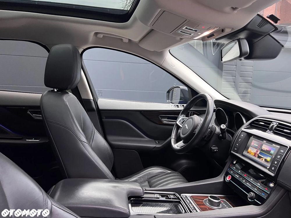Jaguar F-Pace 25d AWD Portfolio - 18