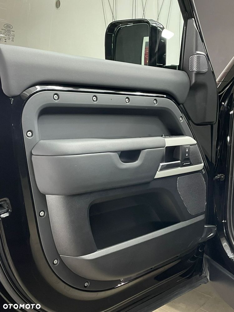 Land Rover Defender - 19