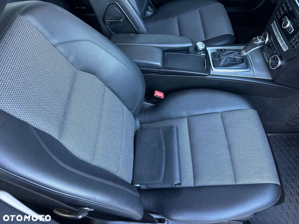 Mercedes-Benz Klasa C 180 CGI Automatik BlueEFFICIENCY Avantgarde - 19