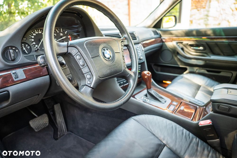 BMW Seria 7 735i - 26