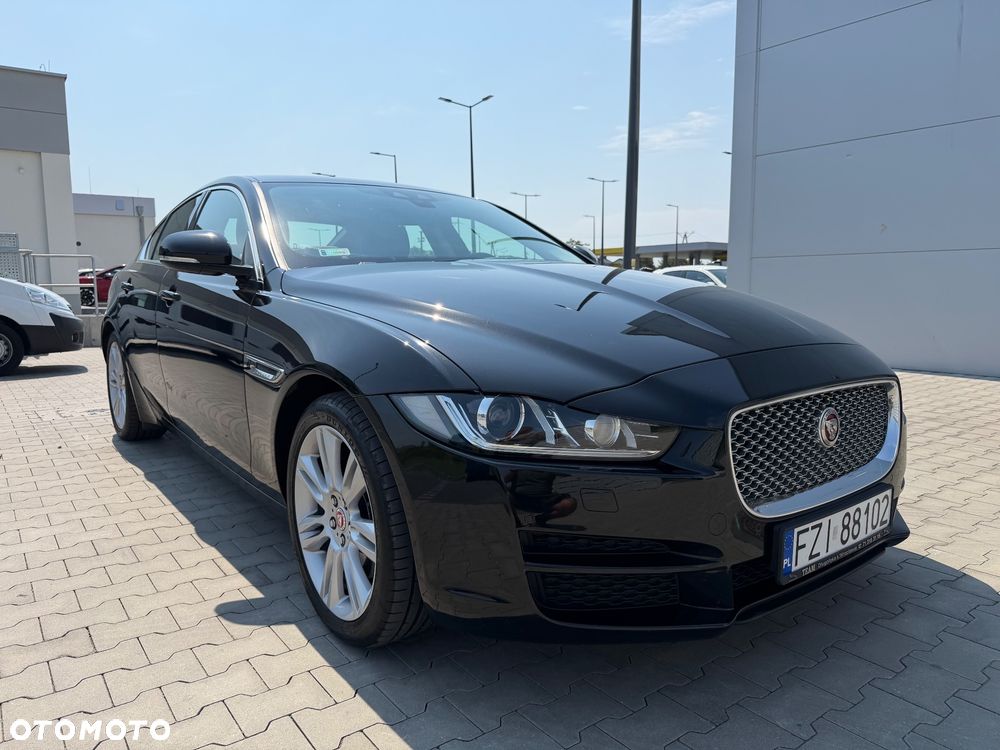 Jaguar XE 2.0 T Portfolio - 17