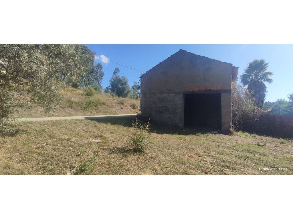 Terreno para construção, completamente plano e uma pequena construção - Grande imagem: 4/22