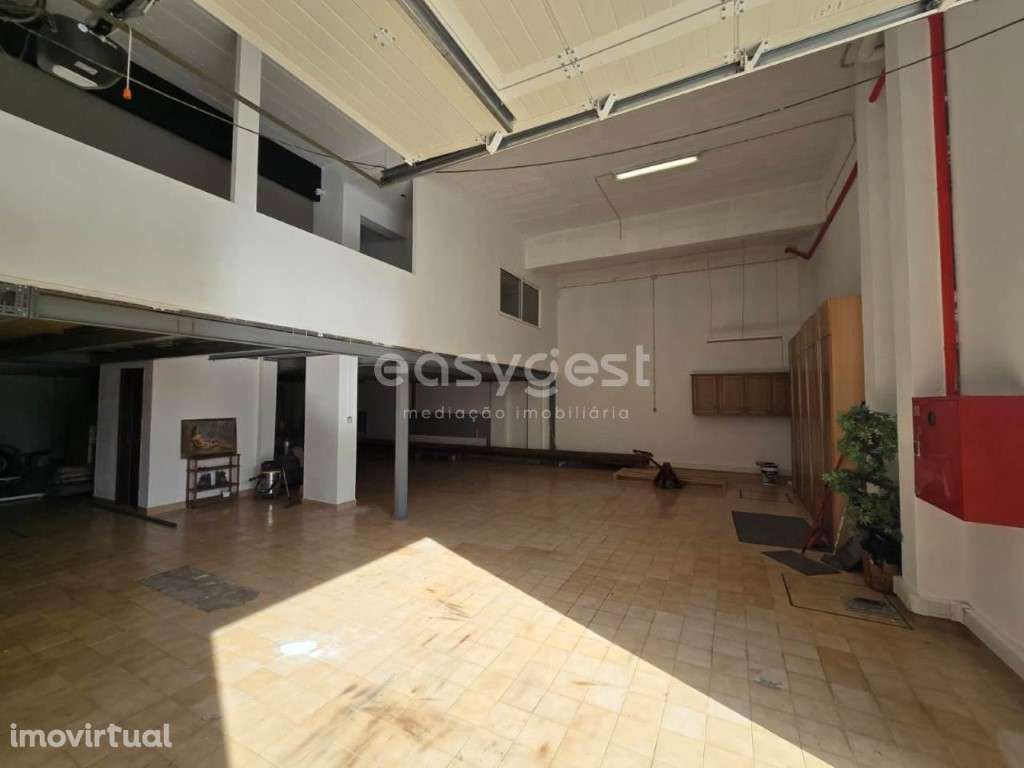 Espaçoso Armazém com Escritório Localizado na Zona da Sobreda - Grande imagem: 3/27