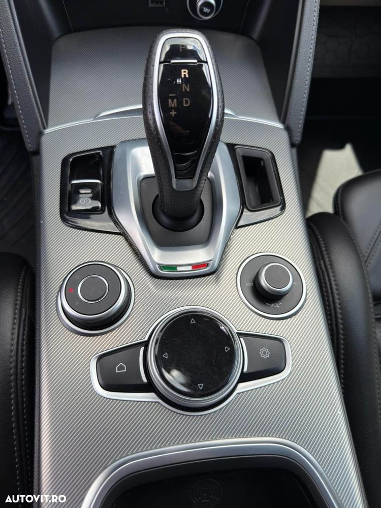 Alfa Romeo Stelvio - 10
