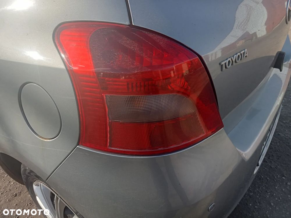 lampa lewa tył yaris 2 5 drzwi