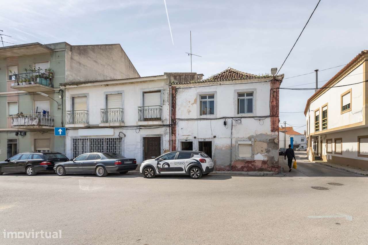 Prédio com duas frações para remodelação total na Rua Cândido dos Reis - Grande imagem: 2/33