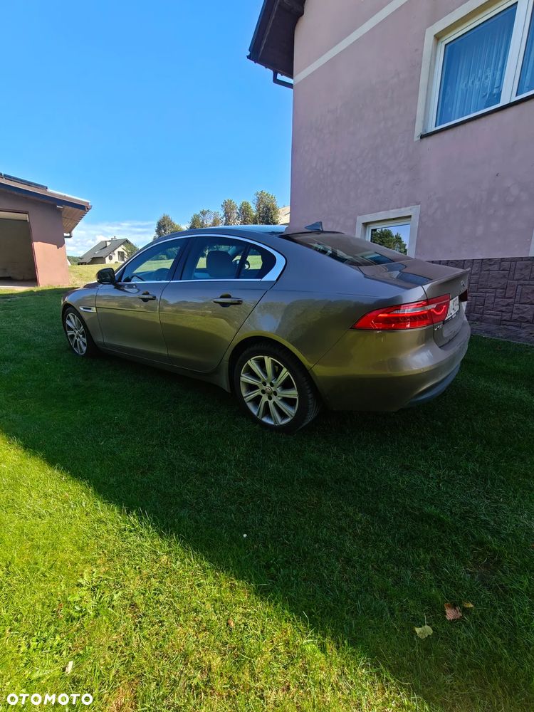 Jaguar XE 2.0 T Prestige - 4