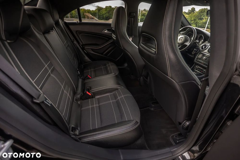 Mercedes-Benz CLA 180 7G-DCT - 19