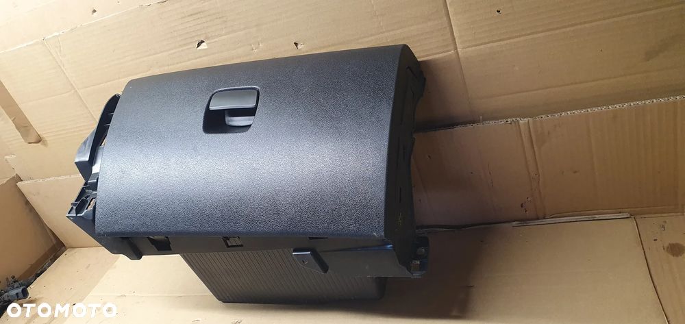 Schowek pasażera półka Europa Renault Trafic III Vivaro B 681084578R 93868005 - 3