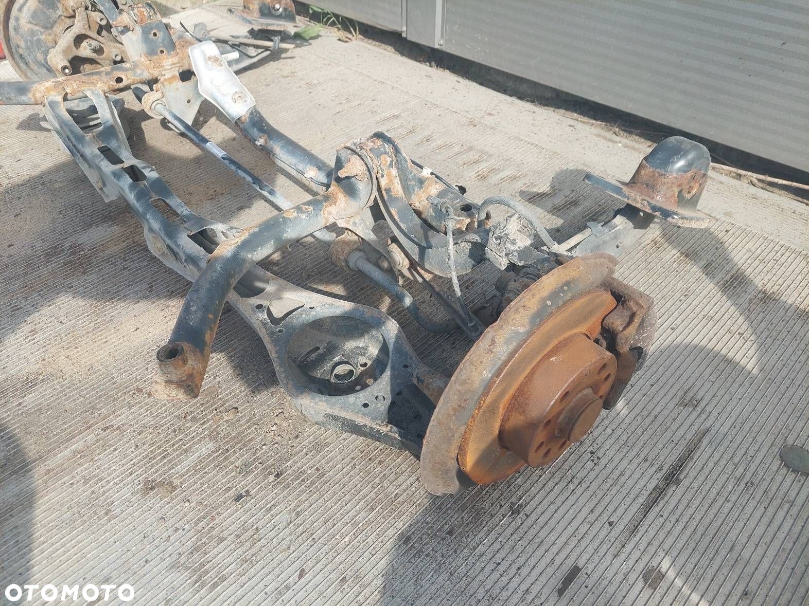 KOMPLETNE ZAWIESZENIE BELKA SANKI TYŁ ZACISKI TARCZE JETTA V - 2