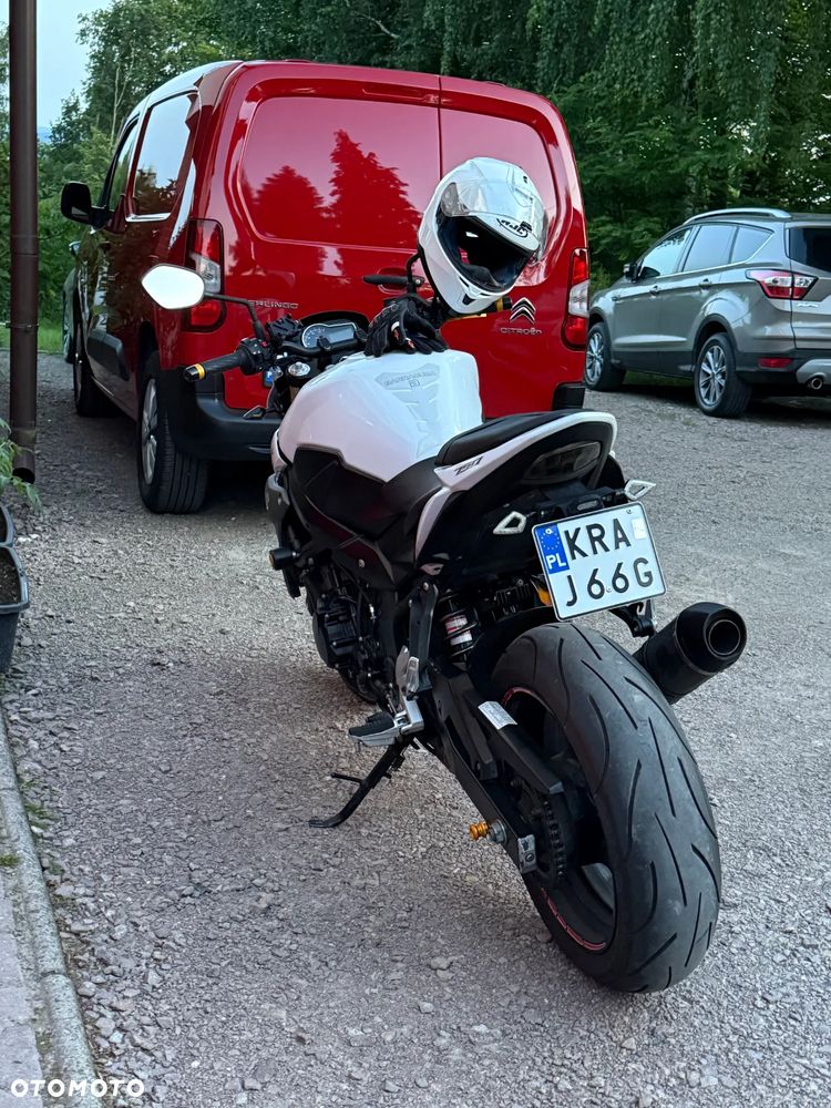 Suzuki GSR - 2