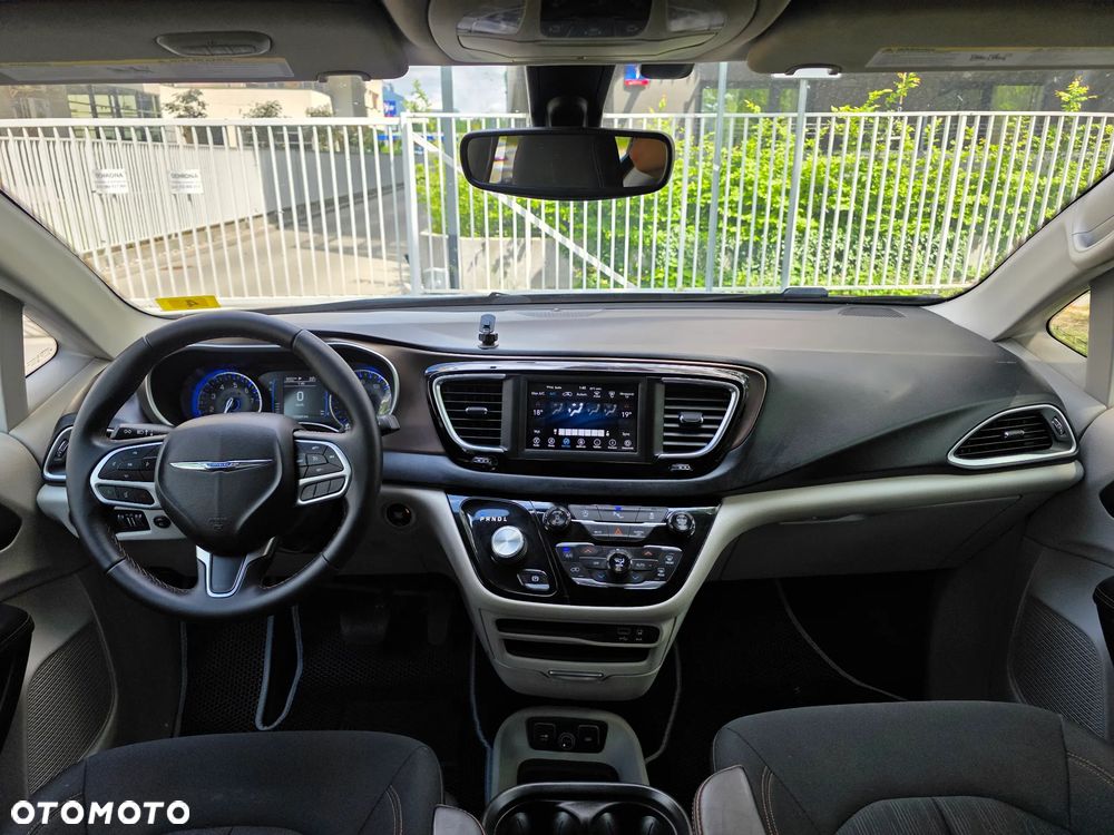 Chrysler Pacifica - 11