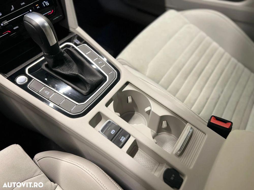 Volkswagen Passat Variant 2.0 TDI DSG R Executive - 16