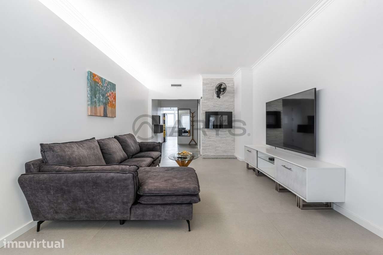 Apartamento T2 Remodelado | Último Piso | Garagem Fechada para 2 Ca... - Grande imagem: 2/31