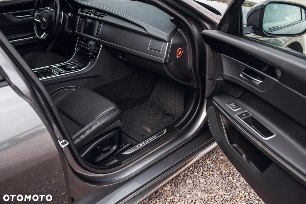 Jaguar XF 2.0 i4D R-Sport - 33