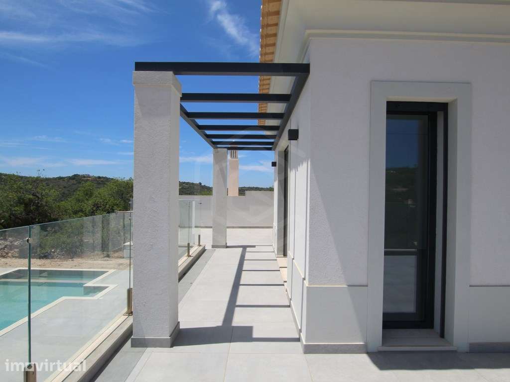 Moradia V4 de arquitetura moderna, Boliqueime, Algarve - Grande imagem: 4/37