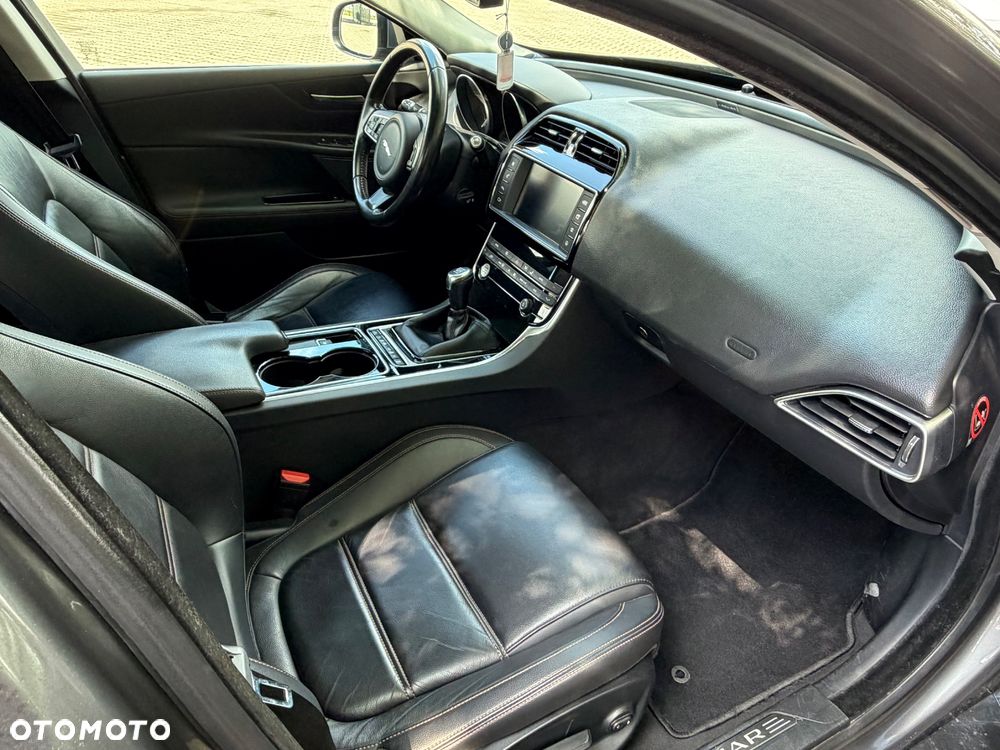 Jaguar XE 2.0 D Portfolio - 10