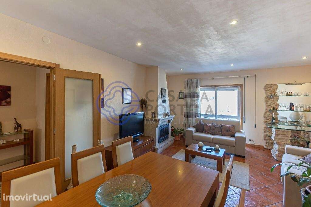 Apartamento T2 Totalmente Renovado junto à Av. da Carvalha em Fânzeres - Grande imagem: 2/25