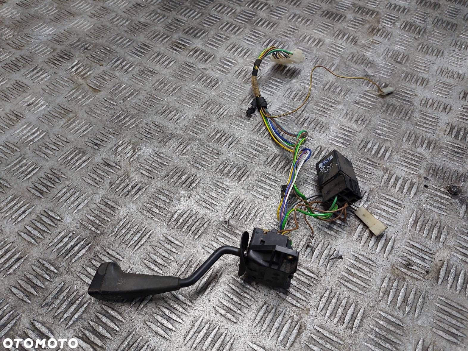 MANETKA PRZEŁĄCZNIK KIERUNKOWSKAZÓW BMW E30 1367001 - 1