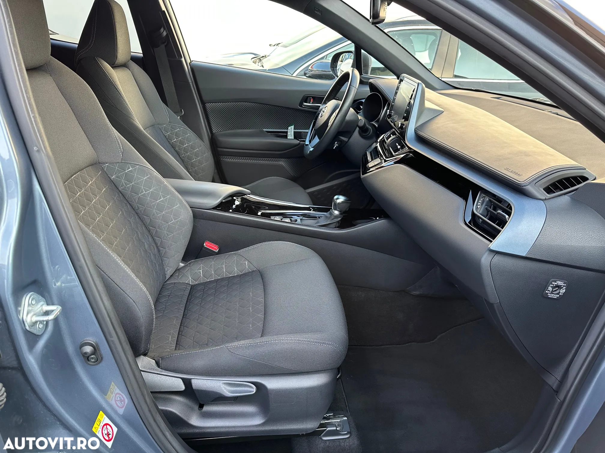 Toyota C-HR 2.0 HSD 184 CP 4x2 CVT Classy Bi-Tone - 23